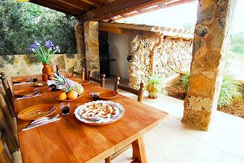 Terrasse mit Blick zur Grillecke Terrasse mit Blick zur Grillecke
