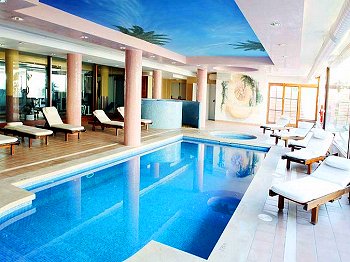 Beheizter Pool im Wellnessbereich Beheizter Pool im Wellnessbereich