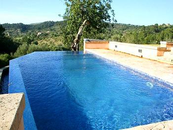 Urlaubsfeeling pur: Pool mit Panoramablick Urlaubsfeeling pur: Pool mit Panoramablick