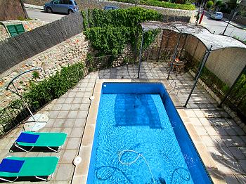 Pool mit Sonnenterrasse