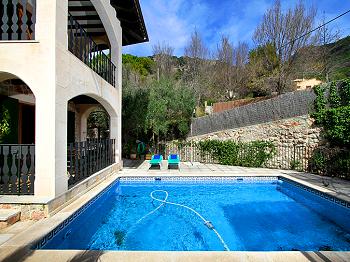 Ferienhaus mit Pool für 9 Personen