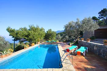 Pool und Sonnenterrasse Pool und Sonnenterrasse