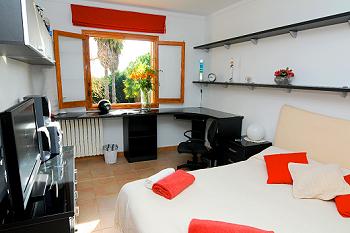 Schlafzimmer mit Flatscreen-TV Schlafzimmer mit Flatscreen-TV