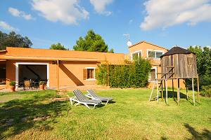 Garten mit Aussenansicht vom Ferienhaus unmd Baumhaus f�r Kinder
