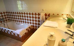 Badezimmer mit Badewanne