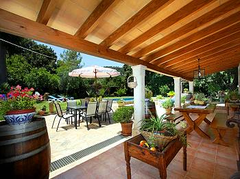 Terrasse mit Blick zum Pool und in den Garten Terrasse mit Blick zum Pool und in den Garten