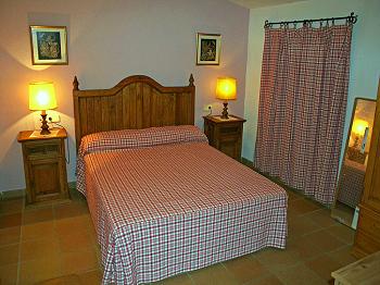 Schlafzimmer mit Doppelbett
