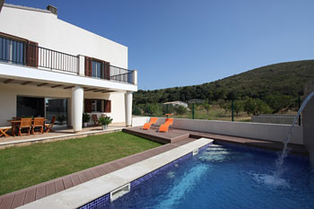 Pool und Sonnenterrasse