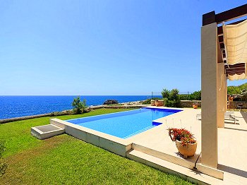 Pool und Sonnenterrasse Pool und Sonnenterrasse
