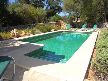 Pool und Sonnenliegen