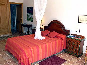 Schlafzimmer mit Doppelbett