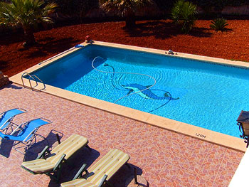 Pool mit Sonnenliegen Pool mit Sonnenliegen