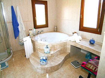 Badezimmer mit Jacuzzi Badezimmer mit Jacuzzi