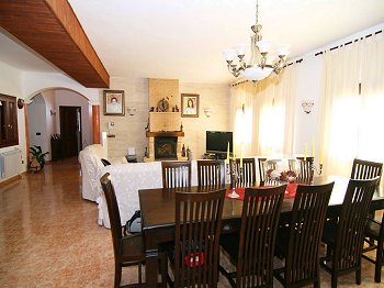 Wohnzimmer mit Kamin und Essplatz Wohnzimmer mit Kamin und Essplatz