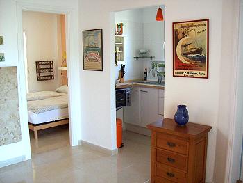Blick in Schlafzimmer und Küche Blick in Schlafzimmer und Küche