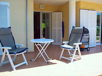 Möblierte Terrasse mit Grill Möblierte Terrasse mit Grill