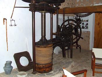 Eine alte Ölpresse Eine alte Ölpresse