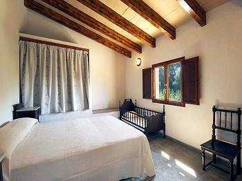 Schlafzimmer mit Kinderbett Schlafzimmer mit Kinderbett