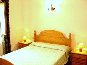 Schlafzimmer mit Doppelbett Schlafzimmer mit Doppelbett