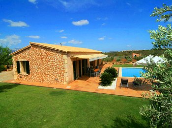 Finca mit Pool in ruhiger Lage