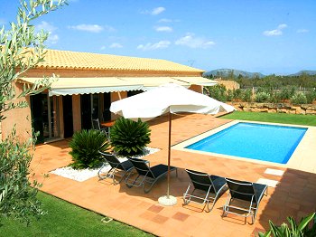 Pool und Sonnenterrasse