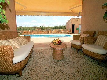 Terrasse mit Blick zum Pool