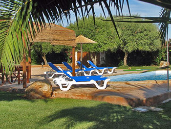 Garten und Sonnenterrasse am Pool Garten und Sonnenterrasse am Pool