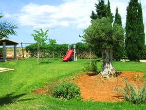 Garten mit Spielgeräten Garten mit Spielgeräten