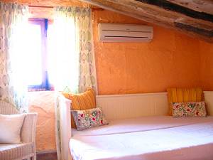 Schlafzimmer mit Ausziehbett Schlafzimmer mit Ausziehbett