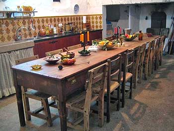 Lange Tafel in der Küche