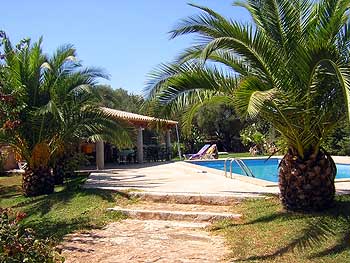 Pool mit Aussenküche