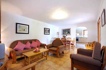 Wohnzimmer mit Blick zur Küche Wohnzimmer mit Blick zur Küche