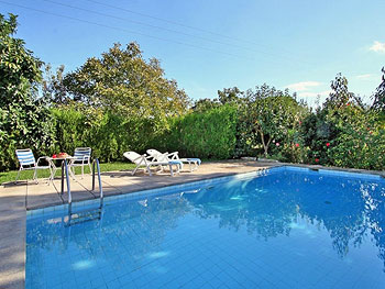 Pool mit Sonnenterrasse