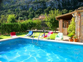 Sonnenbaden am Pool Sonnenbaden am Pool