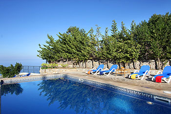Pool mit Sonnenliegen Pool mit Sonnenliegen
