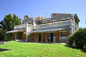 Villa mit gepflegtem Garten Villa mit gepflegtem Garten