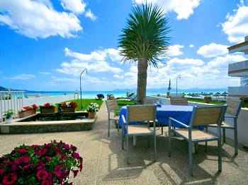 Terrasse mit kleinem Teich