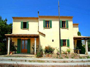 Ferienhaus mit Pool und Garten Ferienhaus mit Pool und Garten