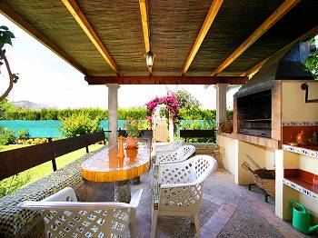Überdachte Terrasse mit gemauertem Grill Überdachte Terrasse mit gemauertem Grill