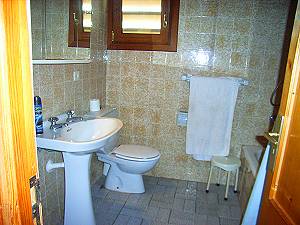 Bad mit Badewanne, Waschbecken, WC Bad mit Badewanne, Waschbecken, WC