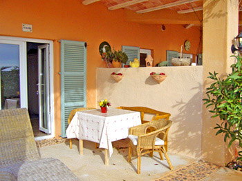 Terrasse mit Sitzplatz im Freien