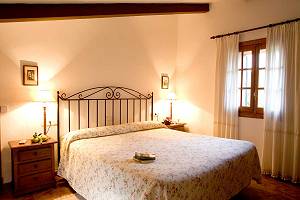 Schlafzimmer mit Doppelbett