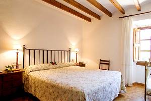 Schlafzimmer mit Doppelbett