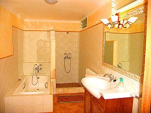 Bad mit Wanne und Dusche Bad mit Wanne und Dusche