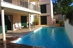 Villa in Cala San Vicente  mit Pool und Holzterrasse am Haus