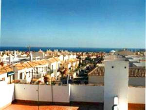 Blick �ber den Ort bis zum Meer