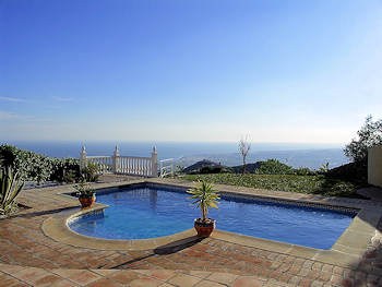 Pool mit Meerblick