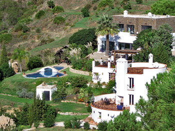 Gel�nde der Villa mit Pool, Kapelle, und Nebengeb�uden