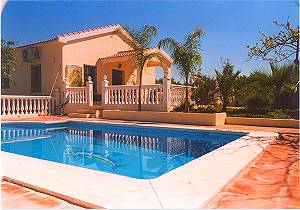 Außenansicht vom Ferienhaus mit Pool Außenansicht vom Ferienhaus mit Pool
