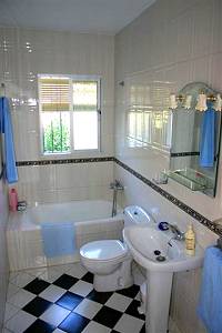 Bad mit kleiner Badewanne